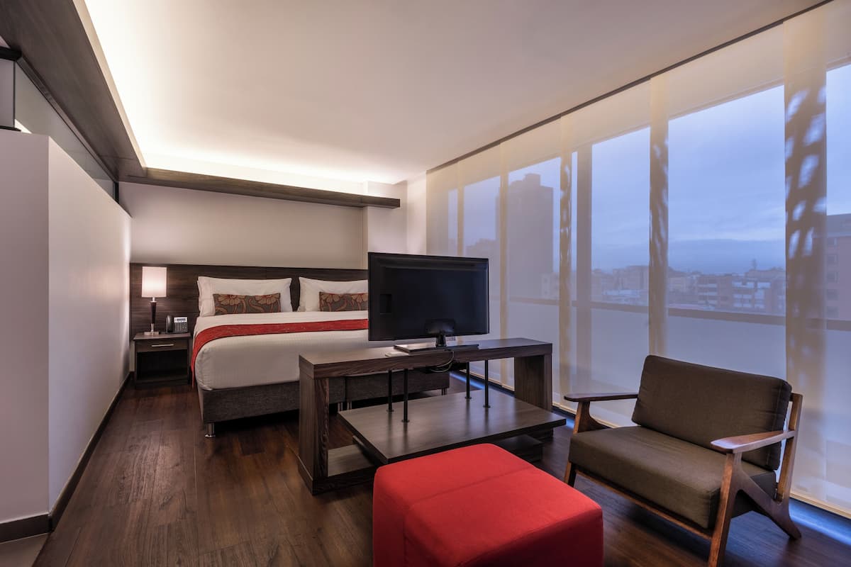 Suite estudio superior, 1 cama King size, hidromasaje | Ropa de cama de alta calidad y caja de seguridad en la habitación
