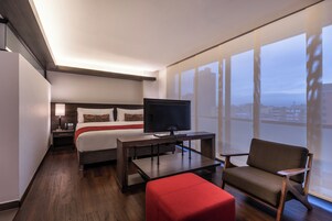 Superior-studiosuite - 1 kingsize-seng - boblebad | Premium-sengetøj, pengeskab på værelset, skrivebord, lydisolering