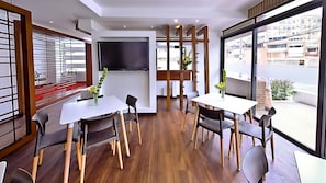 Desayuno completo gratuito y diario