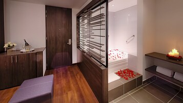 Ropa de cama de alta calidad y caja de seguridad en la habitación 