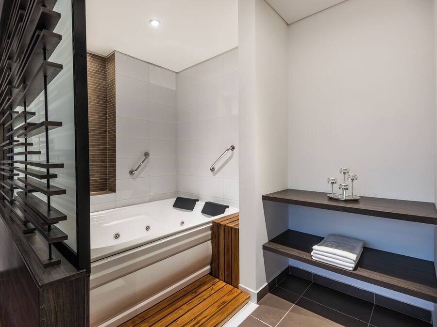 Suite Studio Supérieure, 1 très grand lit, bain à remous | Salle de bain | Articles de toilette gratuits, sèche-cheveux, serviettes fournies, savon