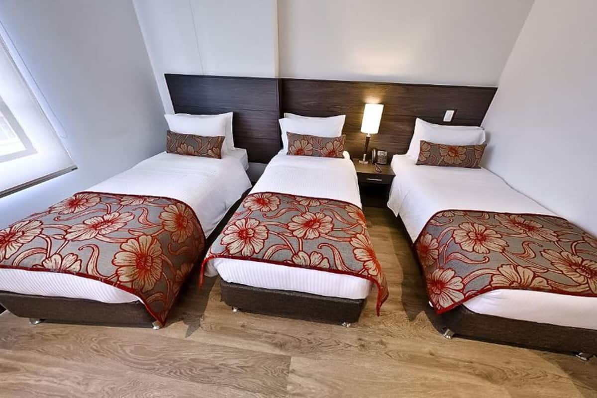 Standard-Dreibettzimmer, 3 Einzelbetten | Hochwertige Bettwaren, Zimmersafe, Schreibtisch, schallisolierte Zimmer