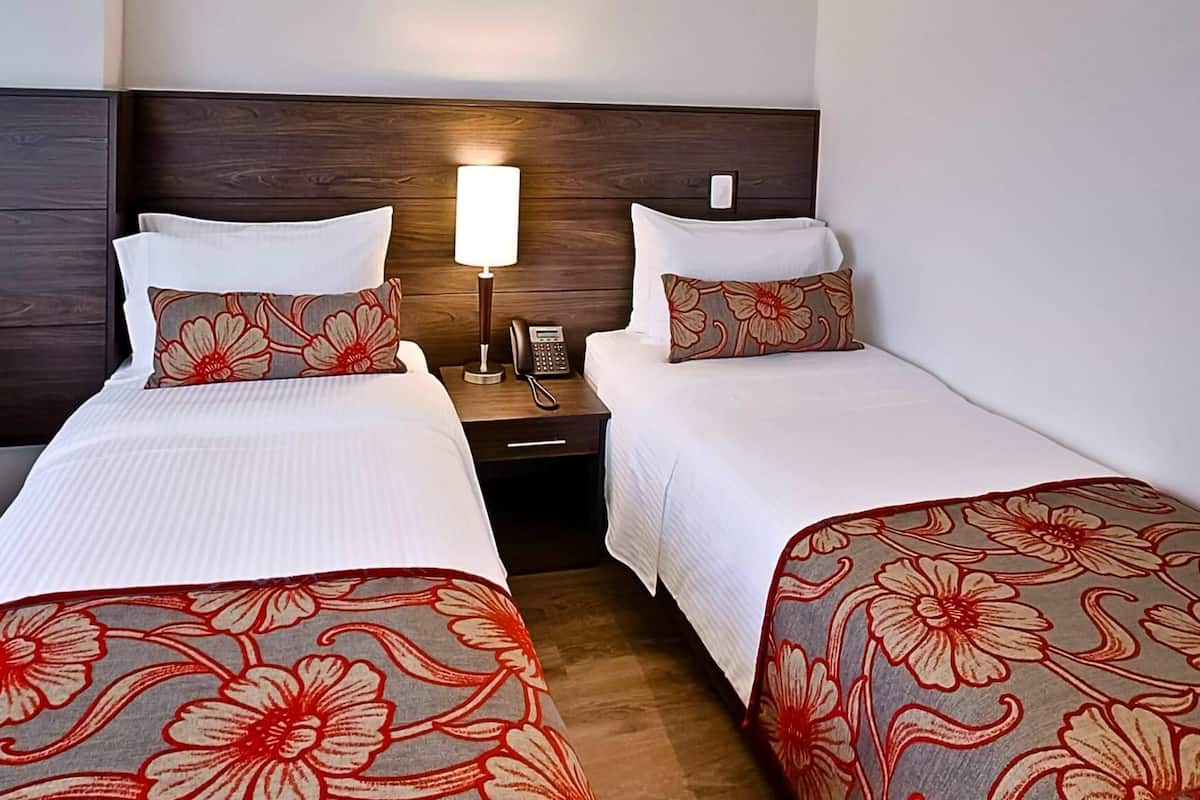 Hochwertige Bettwaren, Zimmersafe, Schreibtisch, schallisolierte Zimmer