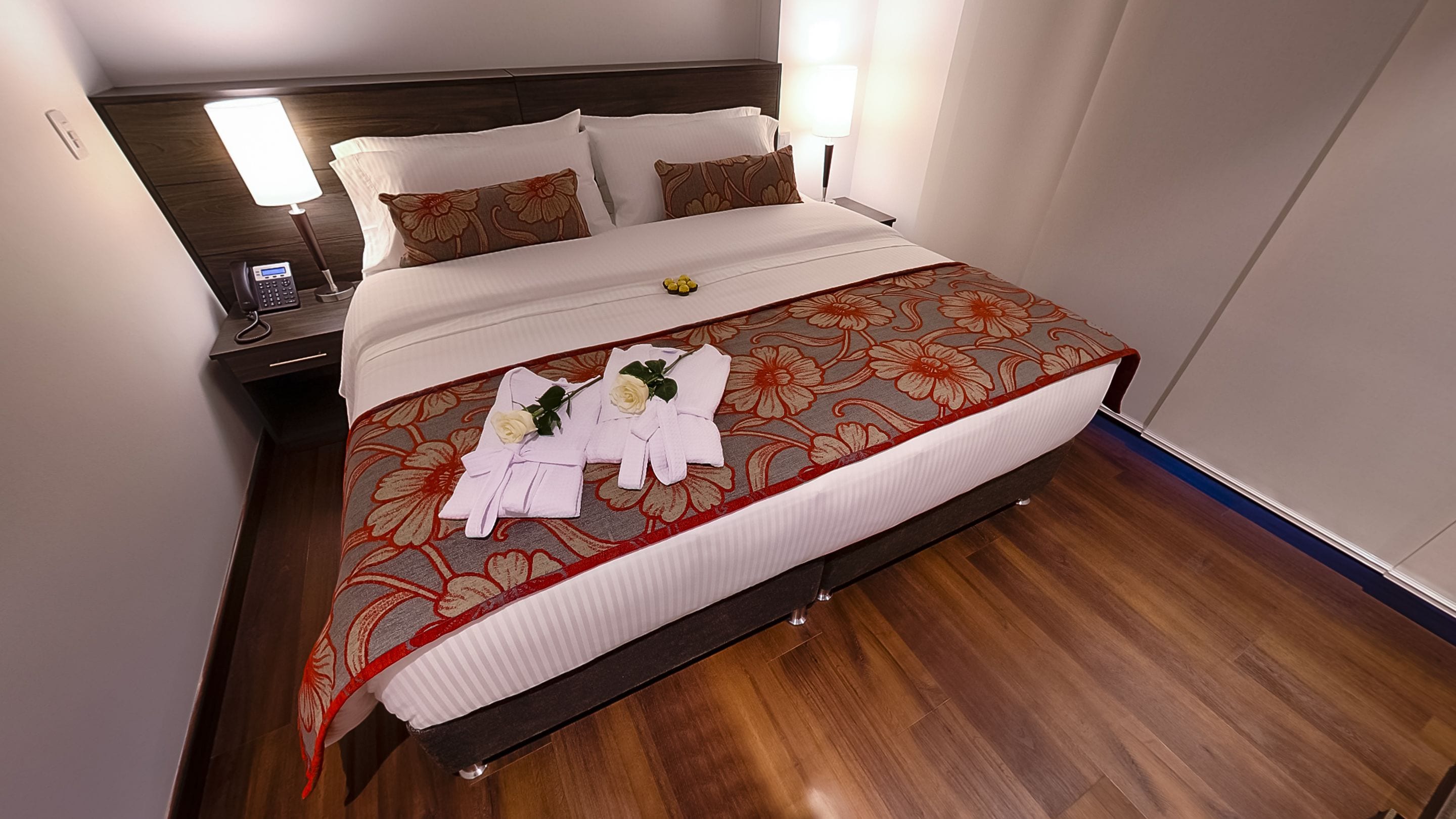 suite | premium bedding, in-room safe, desk, soundproofing