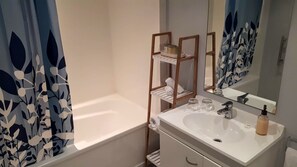 เบสิกอพาร์ทเมนท์ | ห้องน้ำ