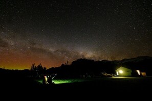 ด้านหน้าที่พัก - ตอนเย็น/กลางคืน