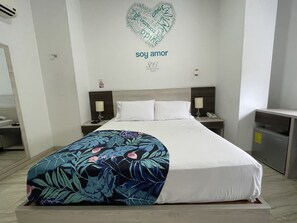 Suíte júnior | Roupas de cama antialérgicas, frigobar, cofres nos quartos, escrivaninha