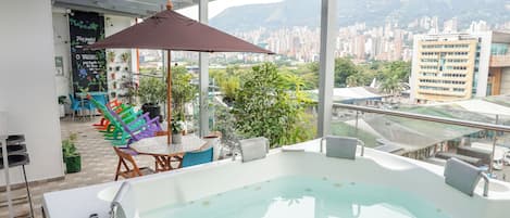 Outdoor spa tub