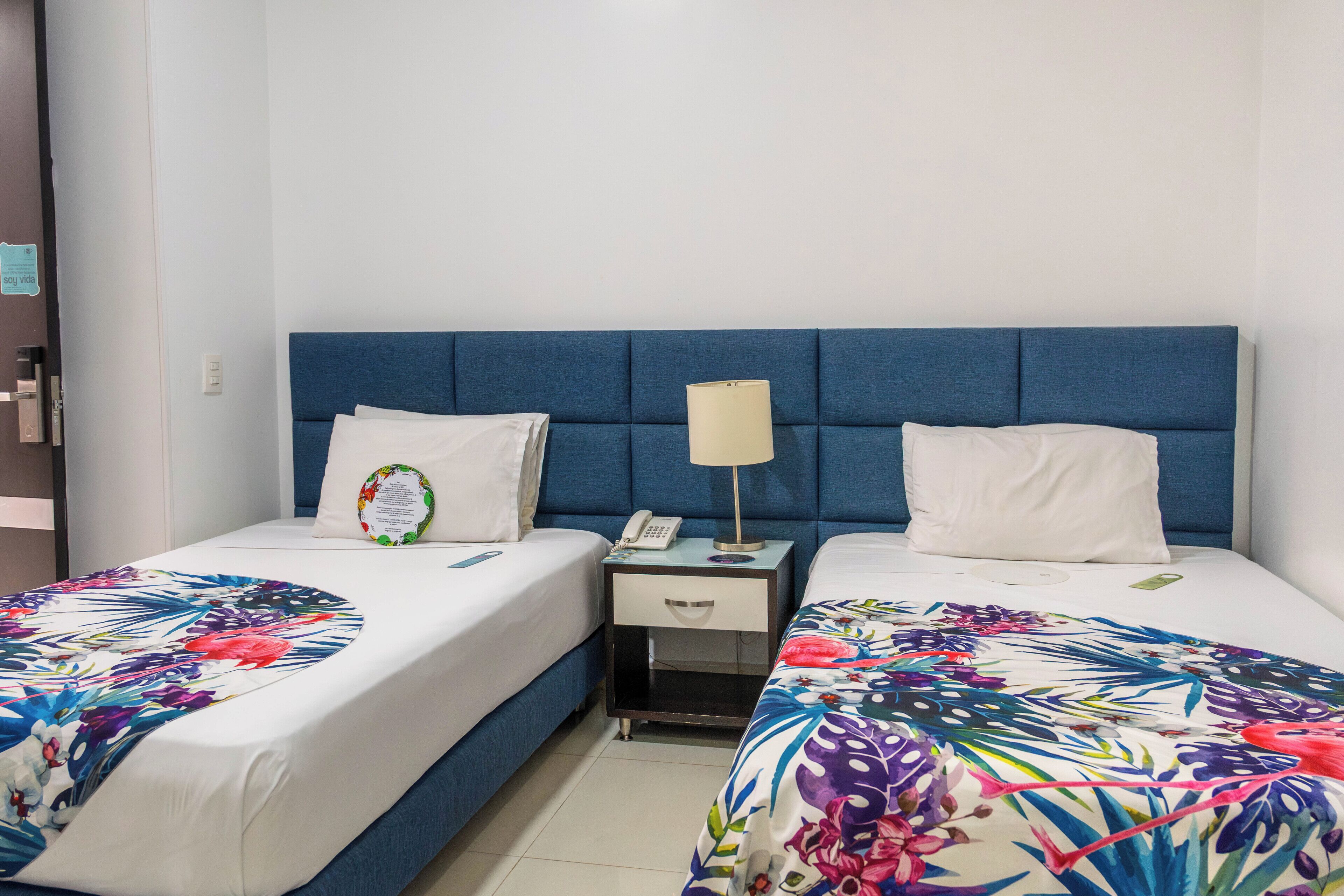 Quarto casal, 2 camas de solteiro | Roupas de cama antialérgicas, frigobar, cofres nos quartos, escrivaninha