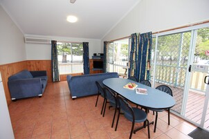 デラックス キャビン 2 ベッドルーム (Sleeps 6) | リビングルーム | 液晶テレビ