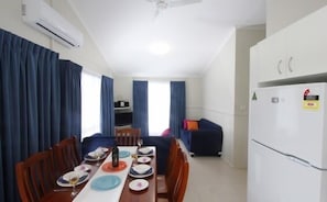 3 Bedroom Deluxe 6 Berth Cabin | In-room dining