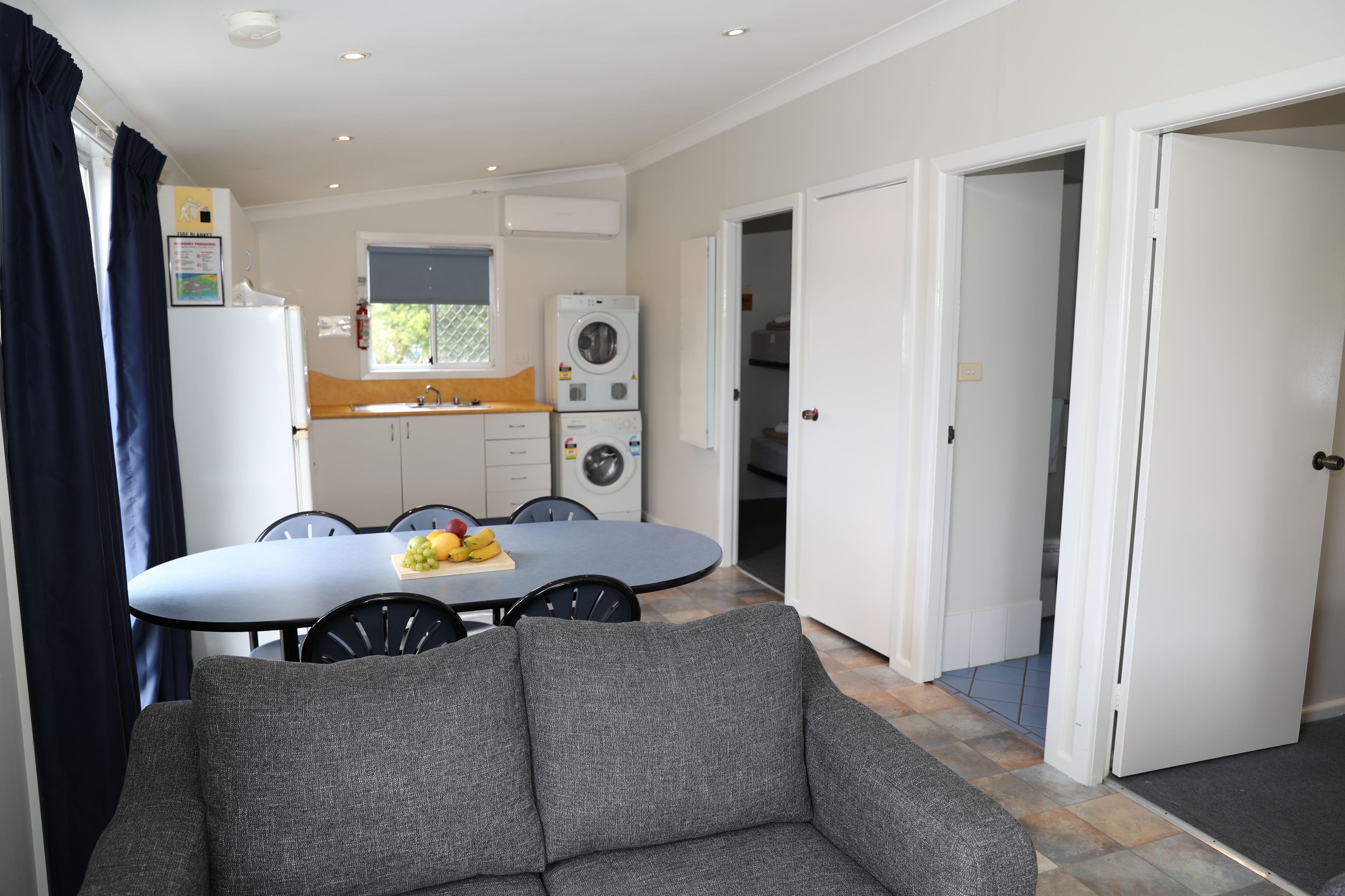 Familjestuga - 2 sovrum - eget badrum (Sleeps 6) | Eget kök | Stort kylskåp, mikrovågsugn, spishäll och vattenkokare