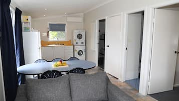 Familjestuga - 2 sovrum - eget badrum (Sleeps 6) | Eget kök | Stort kylskåp, mikrovågsugn, spishäll och vattenkokare