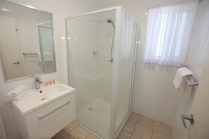 Deluxe-Ferienhütte, 2 Schlafzimmer, Strandblick | Badezimmer | Kostenlose Toilettenartikel, Haartrockner, Handtücher, Seife