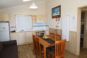 Cabana família, 2 quartos (Sleeps 6) | Cozinha privada | Geladeira grande, micro-ondas, cooktop, cafeteira/chaleira