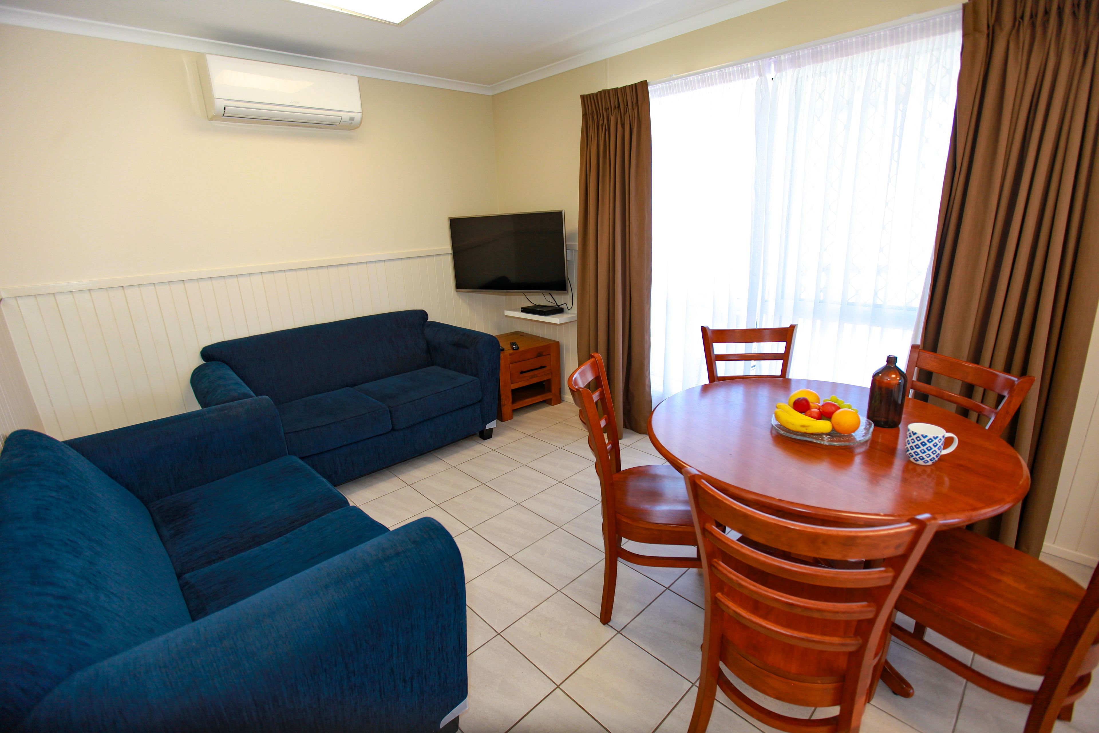 Deluxe Cabin, 2 Bedrooms, Beach View | Living room