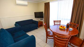 Deluxe Cabin, 2 Bedrooms, Beach View | Living room