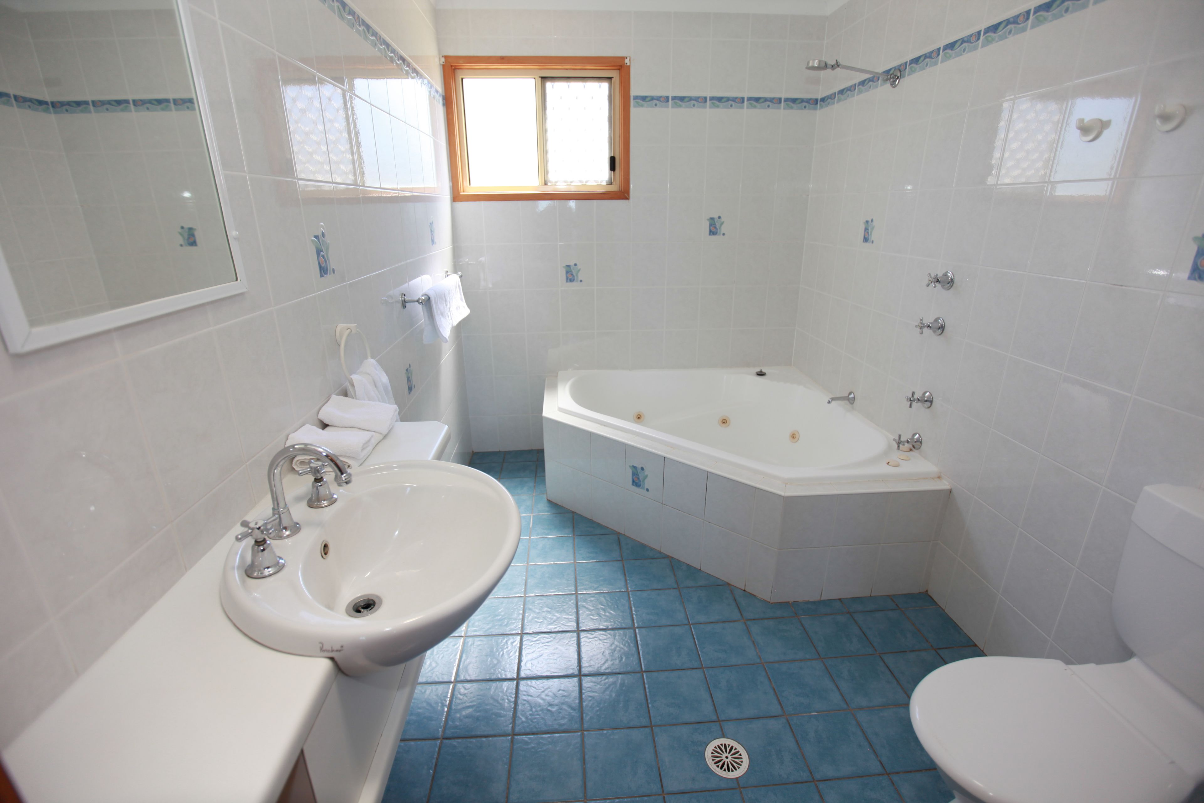Un baño con lavamanos, bañera y retrete.