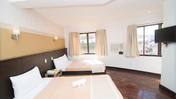 Junior Room | Desk, free WiFi