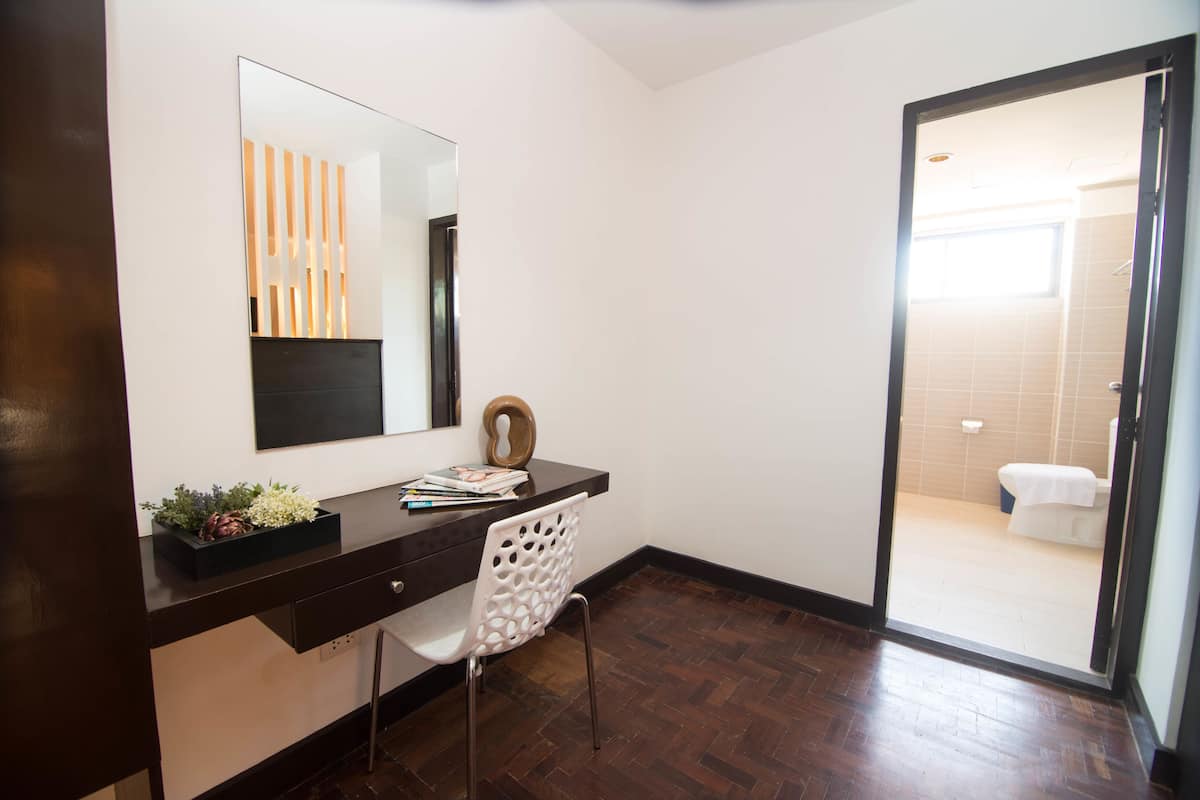Deluxe Room, 2 Queen Beds | Room amenity