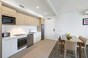 Microwave, cookware/dishes/utensils