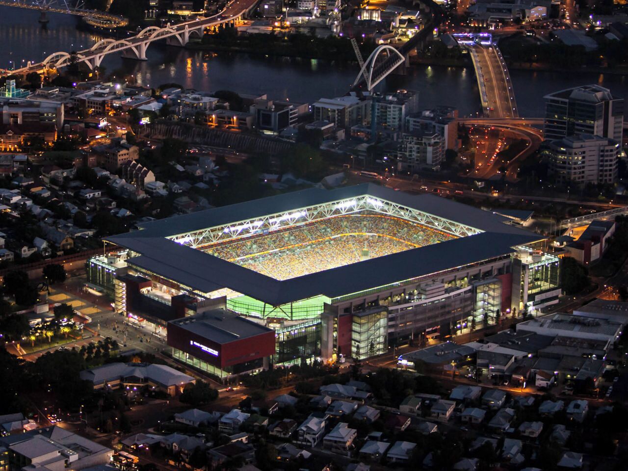 Un stade doté d’une grande capacité d’accueil, entouré d’immeubles et surplombé par un pont.