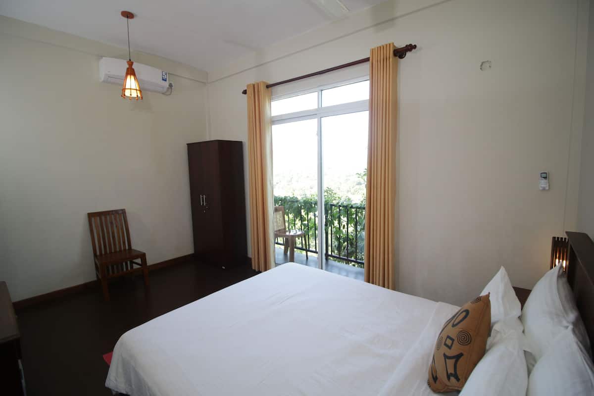 Premium bedding, minibar, desk, iron/ironing board