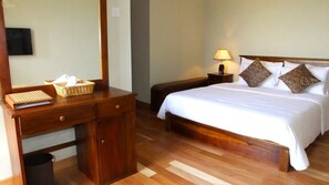 家庭套房, 多間臥室, 山景 | 高級寢具、迷你吧、書桌、熨斗/熨衣板