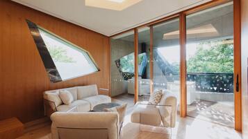 Habitación doble Deluxe, vista a la montaña | Sala de estar | Televisión de pantalla plana
