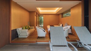 Un interior moderno con un sofá, sillas y una mesa de comedor.