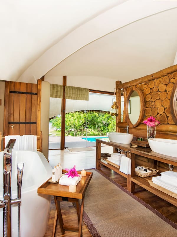 All Inclusive Luxury Cabin with Safari | Bathroom | Separate tub and shower, hydromassage showerhead, free toiletries