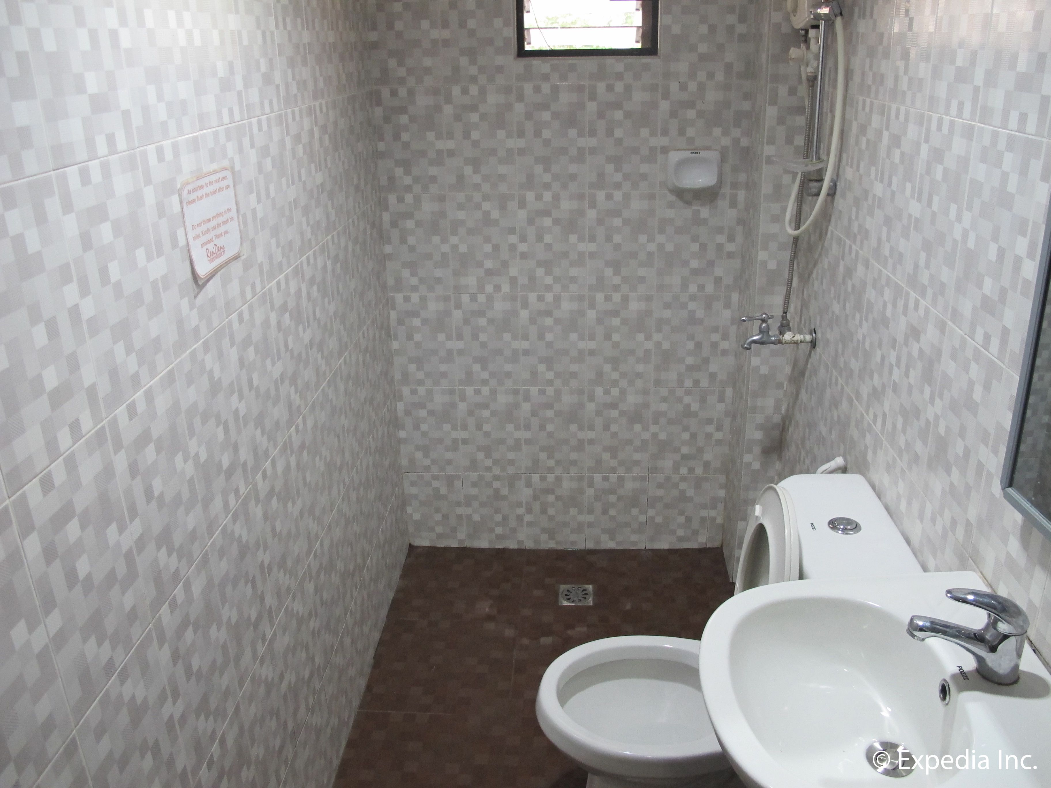 Une petite salle de bain comprenant des toilettes, un bidet et un lavabo.