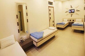 Roupas de cama premium, cofres nos quartos, escrivaninha