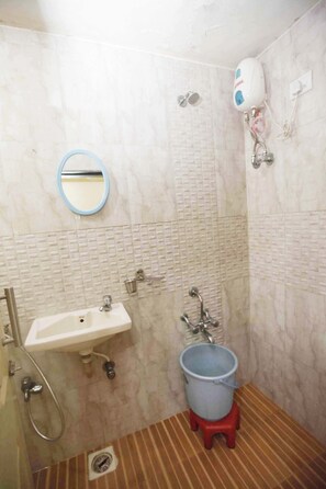 Kombinasi shower/bathtub, bathtub besar,  dan perlengkapan mandi gratis