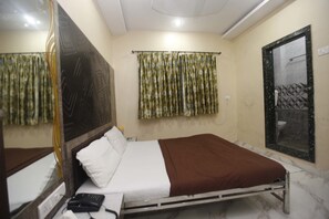 Roupas de cama premium, cofres nos quartos, escrivaninha