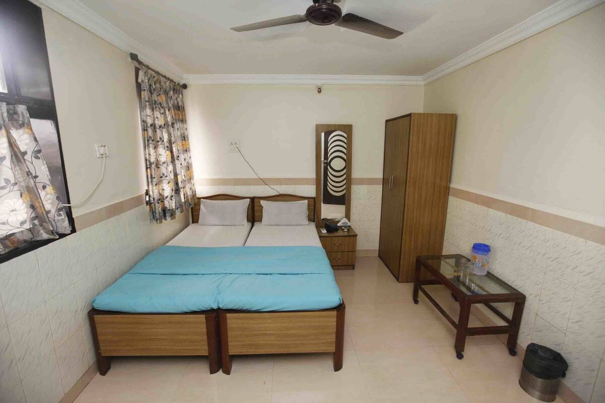 Quarto casal básico, 1 quarto, vista para a cidade, no andar executivo | Roupas de cama premium, cofres nos quartos, escrivaninha