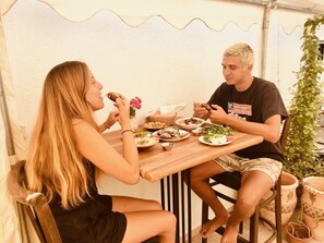 Phục vụ bữa trưa và bữa tối