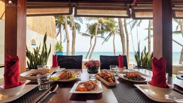 供应早餐、午餐和晚餐，国际美食