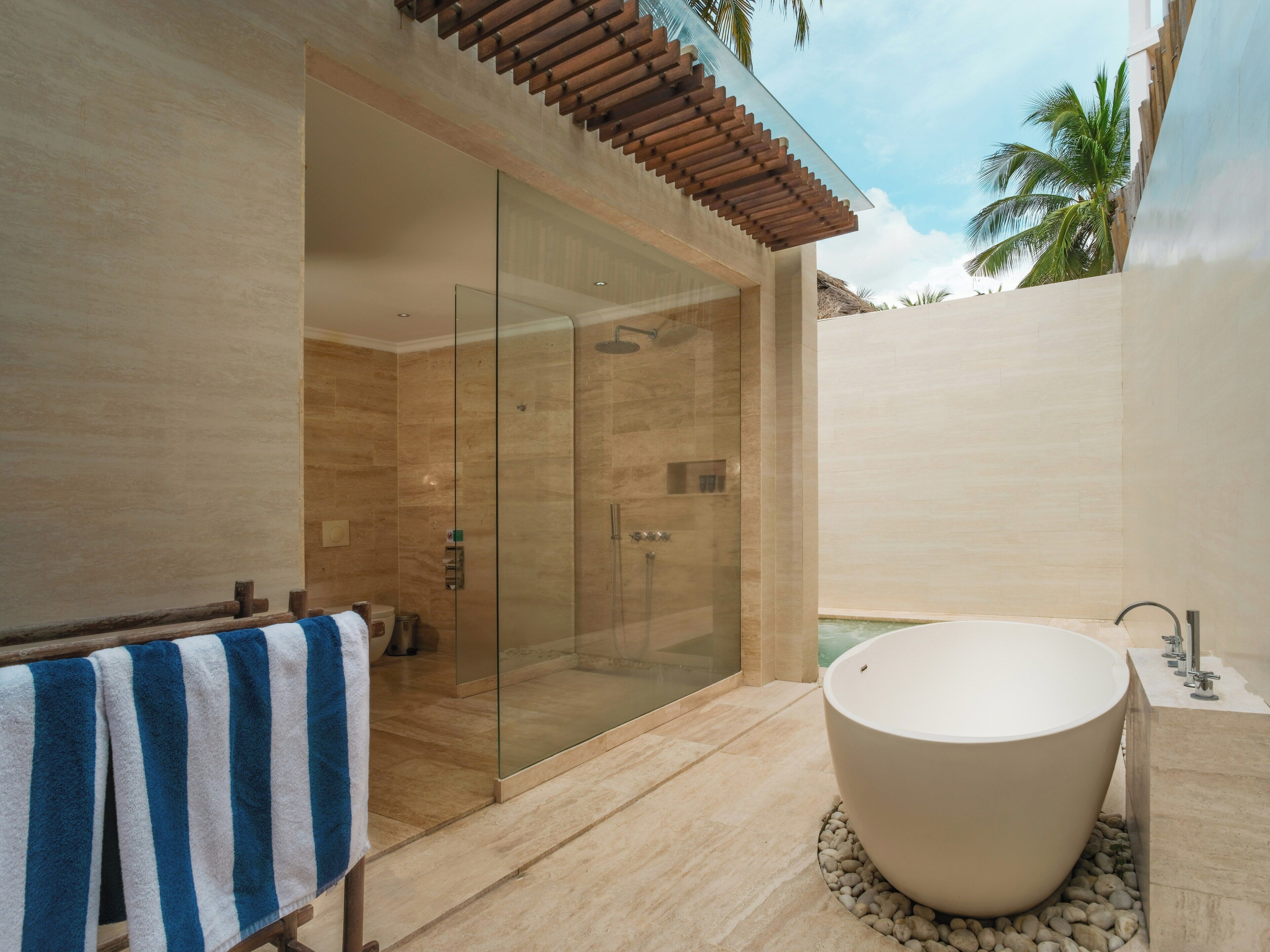 Cottage Exclusive, bồn tắm nước nóng, quang cảnh một góc biển | Phòng tắm | Đồ dùng nhà tắm miễn phí, máy sấy tóc, áo choàng tắm 