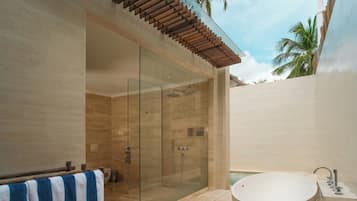 Cottage Exclusive, bồn tắm nước nóng, quang cảnh một góc biển | Phòng tắm | Đồ dùng nhà tắm miễn phí, máy sấy tóc, áo choàng tắm