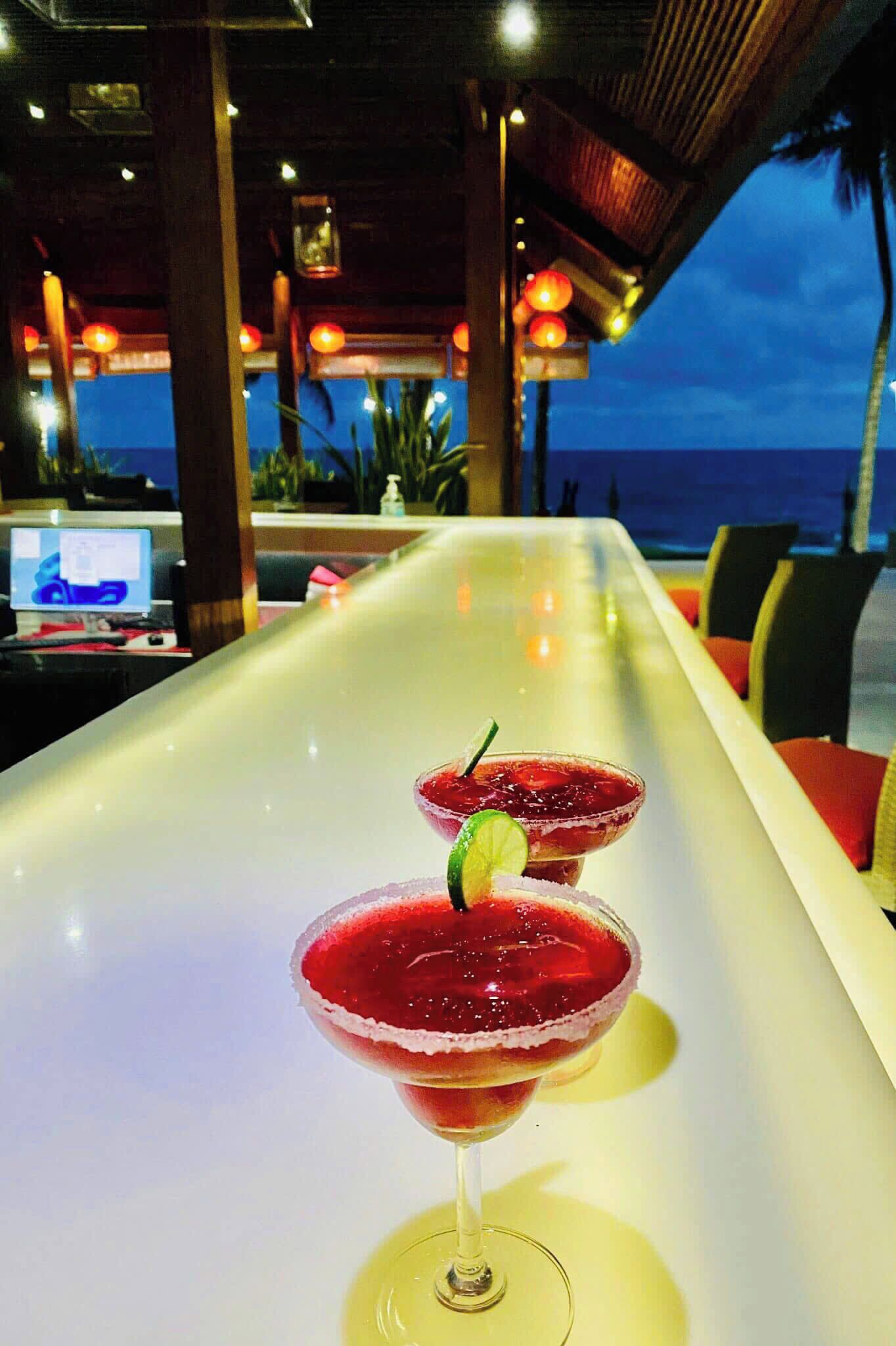 breakfast, lunch, dinner served; international cuisine