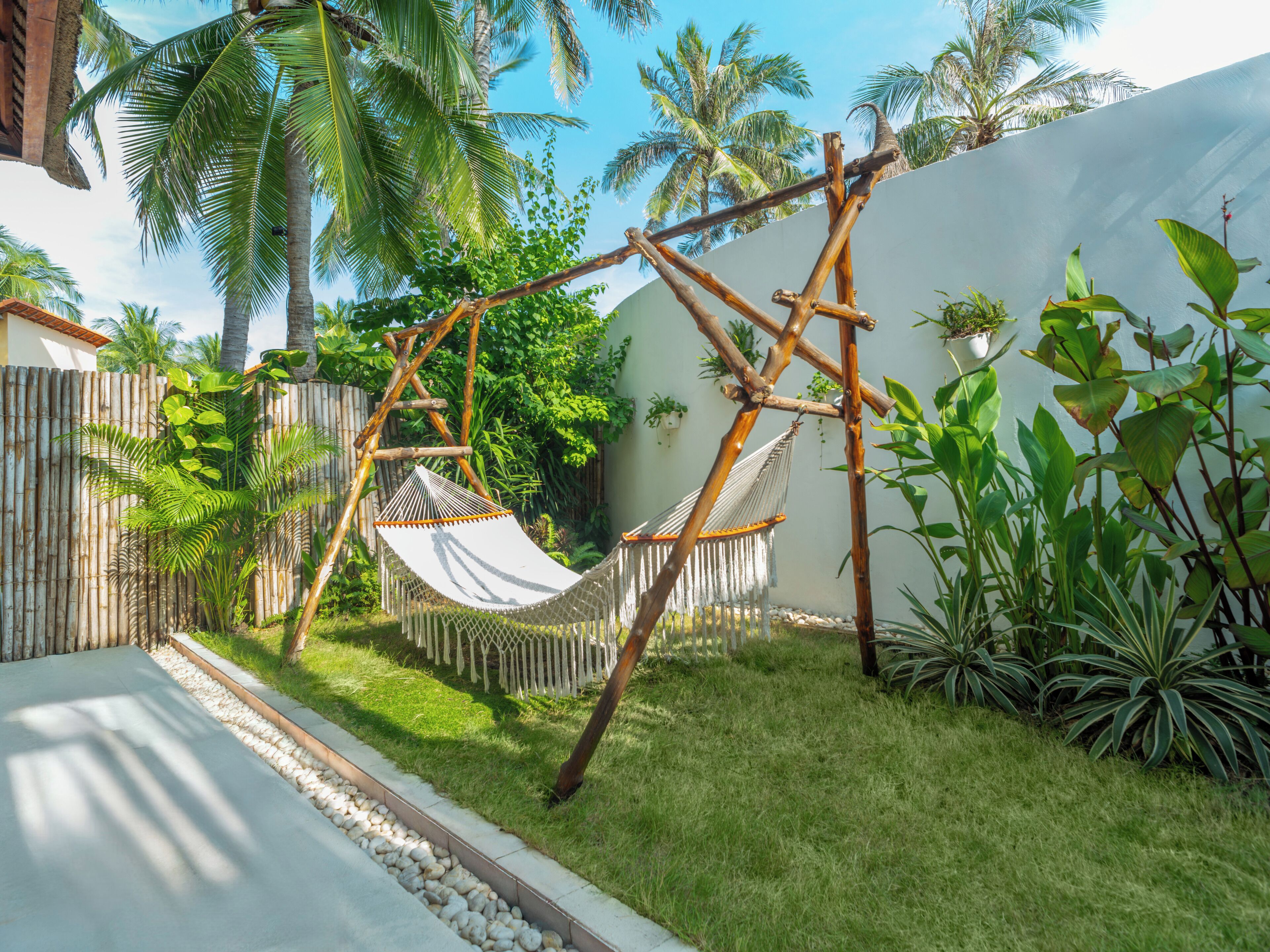 Minibar, caja de seguridad en la habitación y decoración personalizada 
