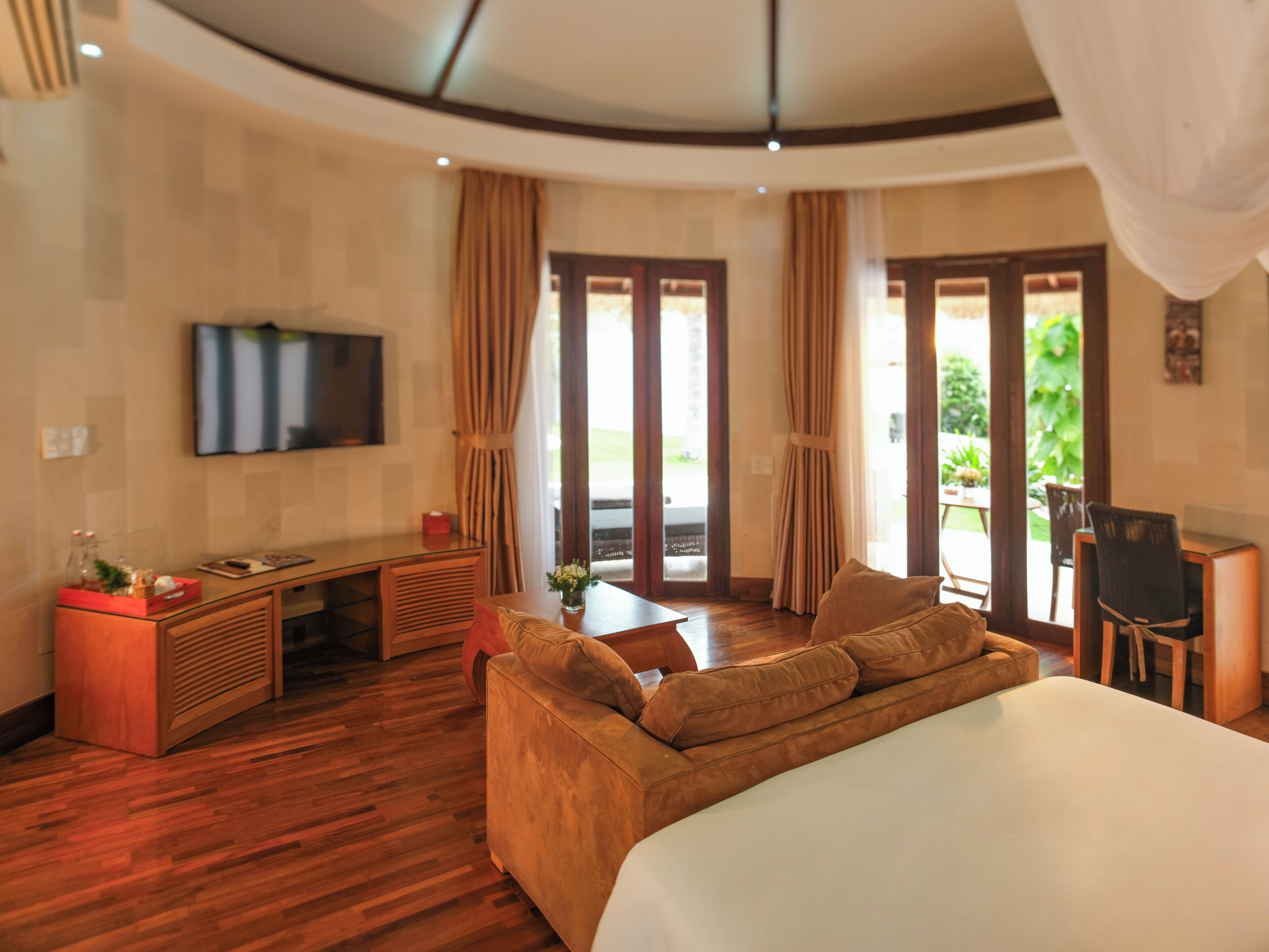 exclusive cottage, hot tub, partial ocean view | 1 bedroom, minibar, in-room safe, individually decorated