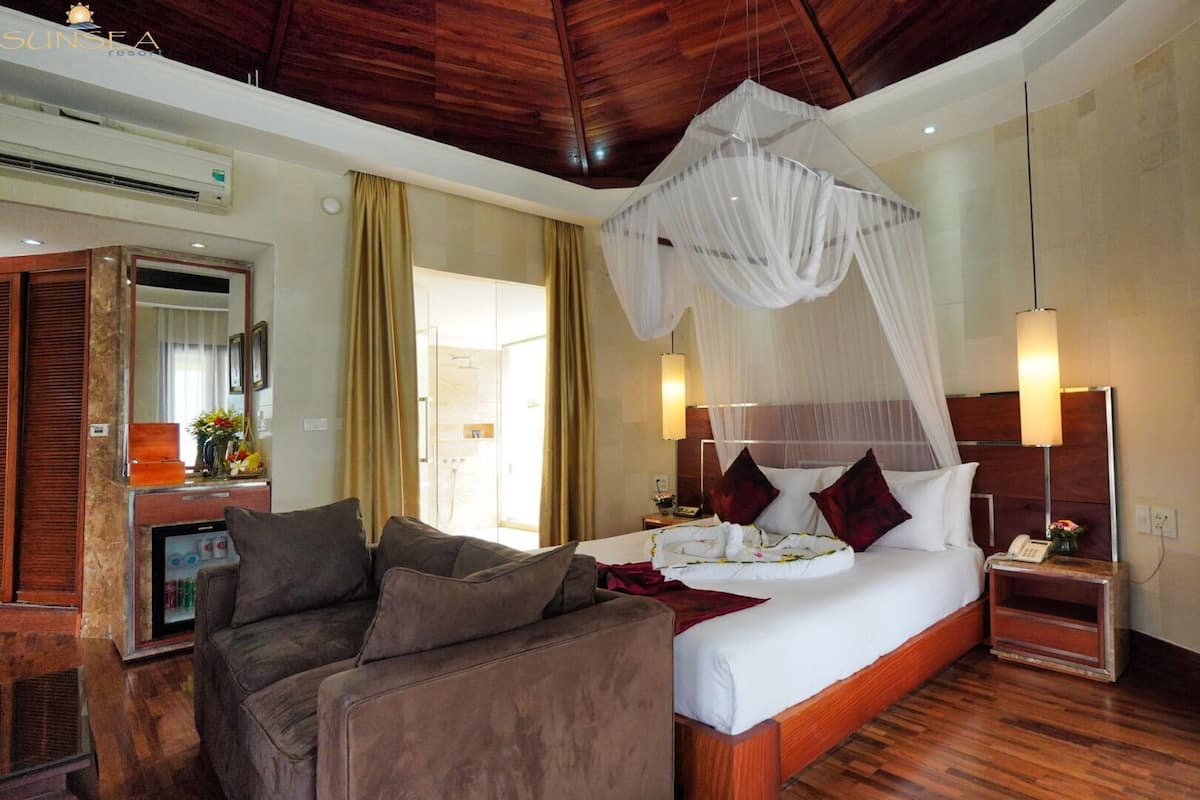 Minibar, caja de seguridad en la habitación y decoración personalizada