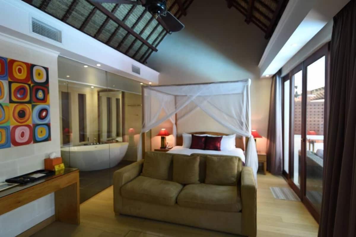 Minibar, caja de seguridad en la habitación y decoración personalizada