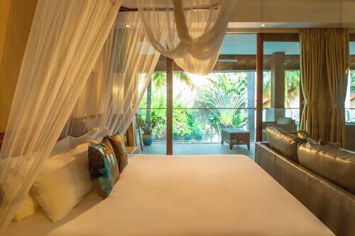 Suite, Poolblick | Minibar, Zimmersafe, individuell dekoriert, individuell eingerichtet