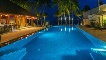 2 piscinas al aire libre, sombrillas, sillones reclinables de piscina