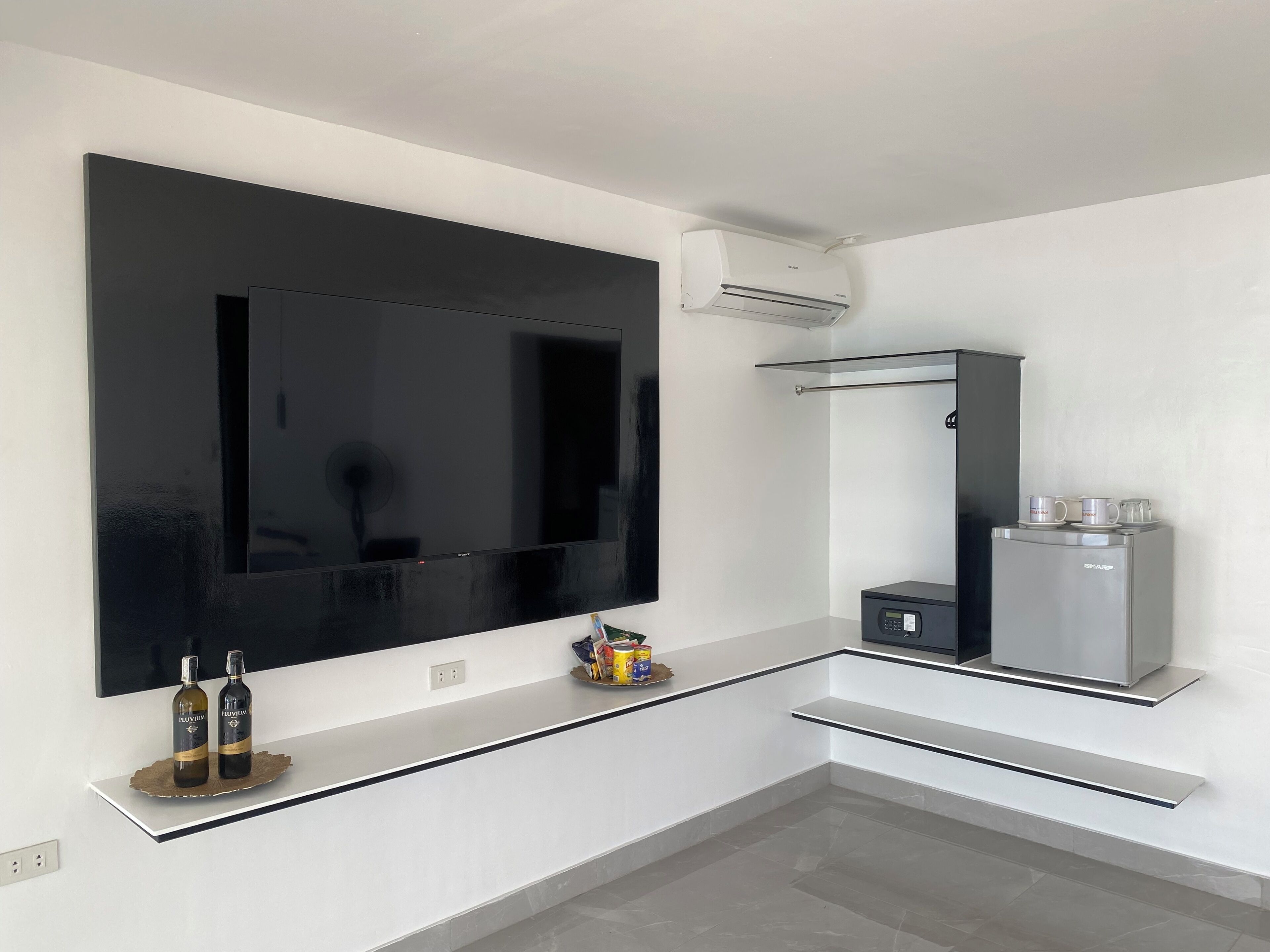 premium room, 1 king bed, ocean view | minibar, in-room safe, desk, blackout curtains