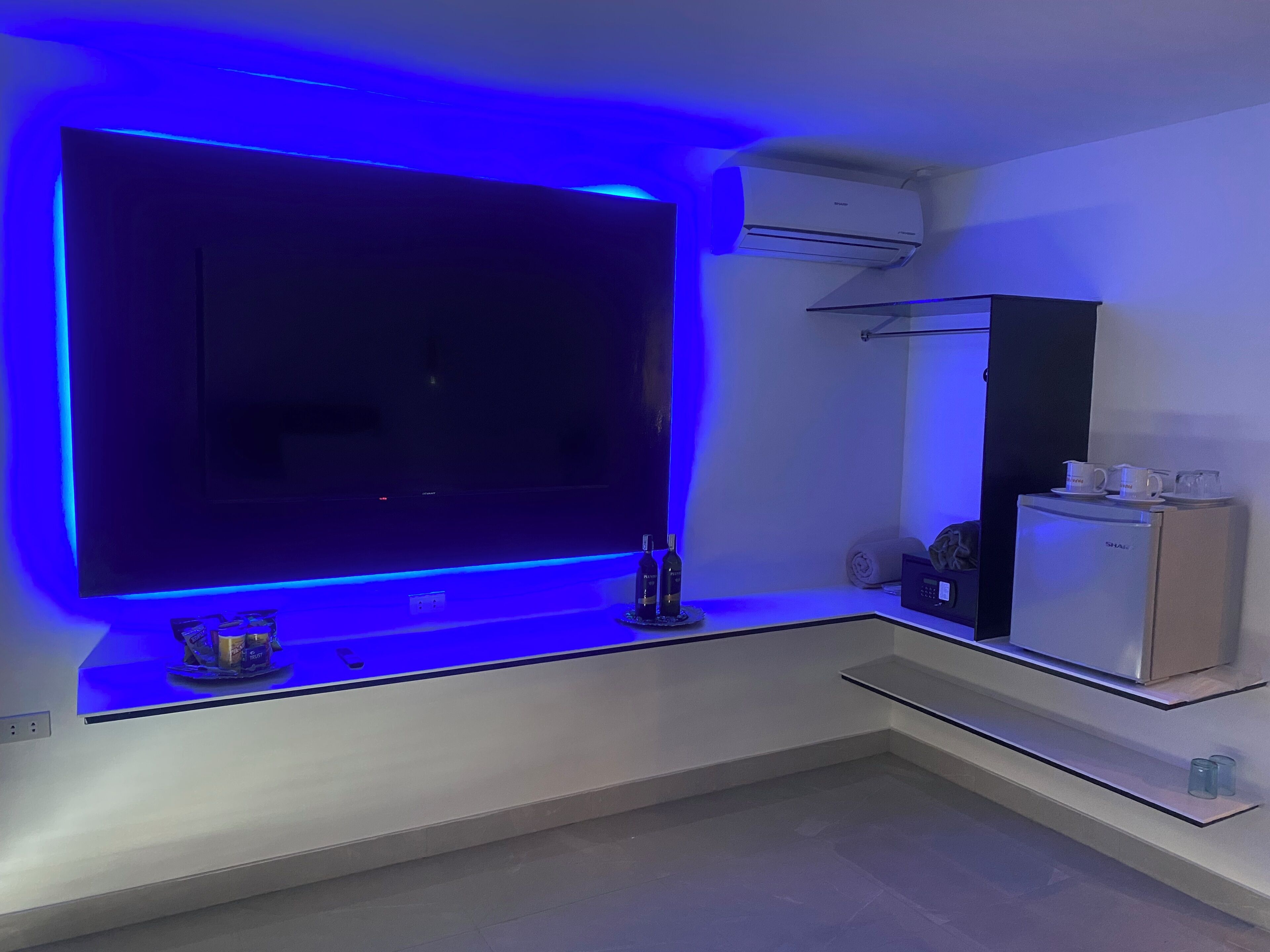 premium room, 1 king bed, ocean view | minibar, in-room safe, desk, blackout curtains