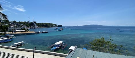 Luxe kamer, 1 kingsize bed, bubbelbad, uitzicht op zee | Uitzicht vanaf balkon